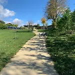 De Un Artista En Plena Naturaleza Piscina Y Parque De Esculturas En