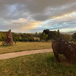 De Un Artista En Plena Naturaleza Piscina Y Parque De Esculturas En