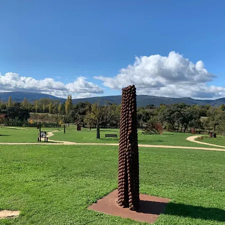 De Un Artista En Plena Naturaleza Piscina Y Parque De Esculturas En ויארקאיו