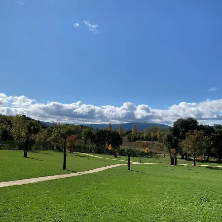 De Un Artista En Plena Naturaleza Piscina Y Parque De Esculturas En *