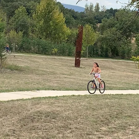 De Un Artista En Plena Naturaleza Piscina Y Parque De Esculturas En *