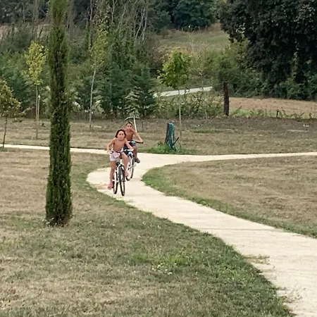 De Un Artista En Plena Naturaleza Piscina Y Parque De Esculturas En