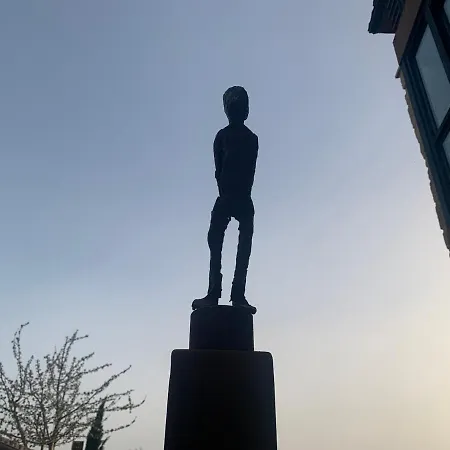 De Un Artista En Plena Naturaleza Piscina Y Parque De Esculturas En בית נופש *