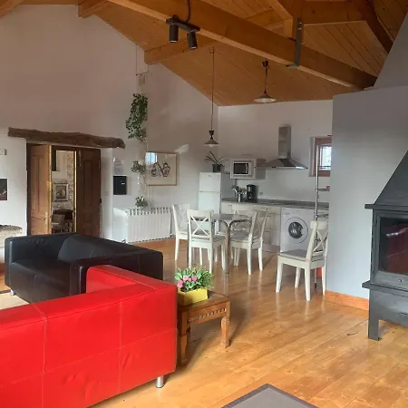 De Un Artista En Plena Naturaleza Piscina Y Parque De Esculturas En * ויארקאיו