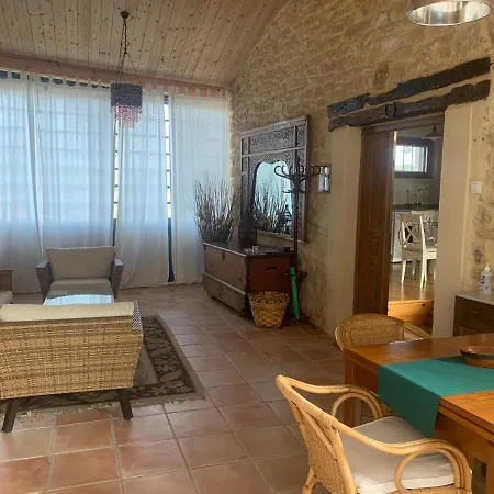 De Un Artista En Plena Naturaleza Piscina Y Parque De Esculturas En בית נופש