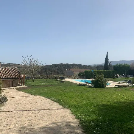 De Un Artista En Plena Naturaleza Piscina Y Parque De Esculturas En בית נופש