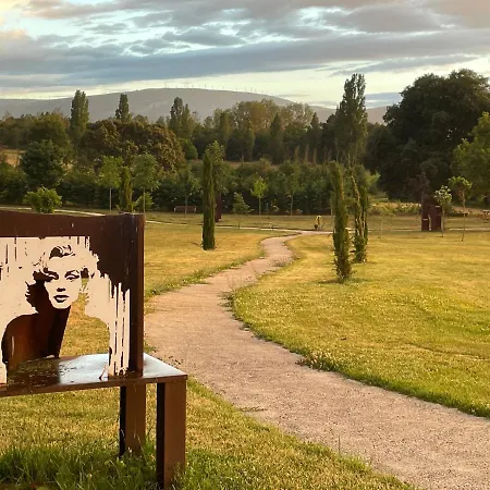 De Un Artista En Plena Naturaleza Piscina Y Parque De Esculturas En בית נופש ויארקאיו