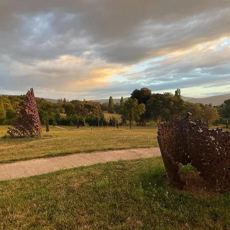 De Un Artista En Plena Naturaleza Piscina Y Parque De Esculturas En
