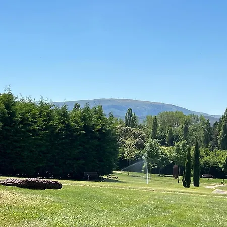 De Un Artista En Plena Naturaleza Piscina Y Parque De Esculturas En *