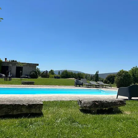 De Un Artista En Plena Naturaleza Piscina Y Parque De Esculturas En Villarcayo