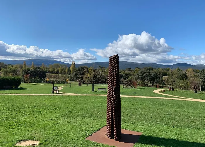 De Un Artista En Plena Naturaleza Piscina Y Parque De Esculturas En Villarcayo