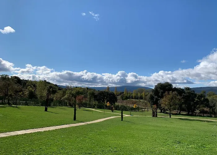 De Un Artista En Plena Naturaleza Piscina Y Parque De Esculturas En *