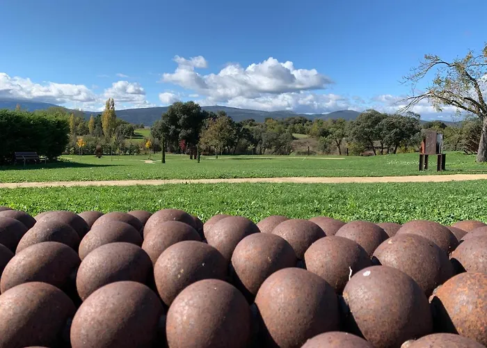De Un Artista En Plena Naturaleza Piscina Y Parque De Esculturas En Vakantiehuis Villarcayo