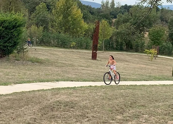 De Un Artista En Plena Naturaleza Piscina Y Parque De Esculturas En *