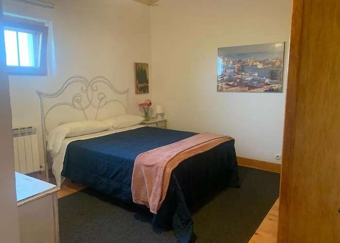 De Un Artista En Plena Naturaleza Piscina Y Parque De Esculturas En *