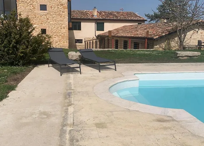 De Un Artista En Plena Naturaleza Piscina Y Parque De Esculturas En Vakantiehuis *