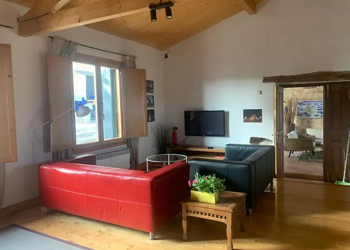 De Un Artista En Plena Naturaleza Piscina Y Parque De Esculturas En *