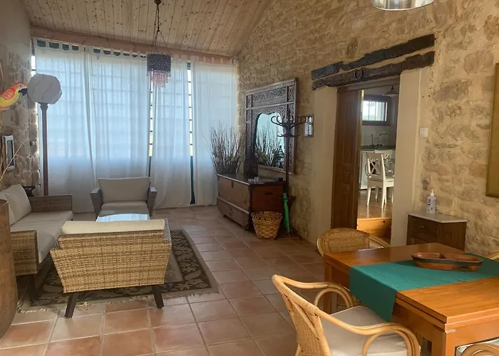 De Un Artista En Plena Naturaleza Piscina Y Parque De Esculturas En Vakantiehuis