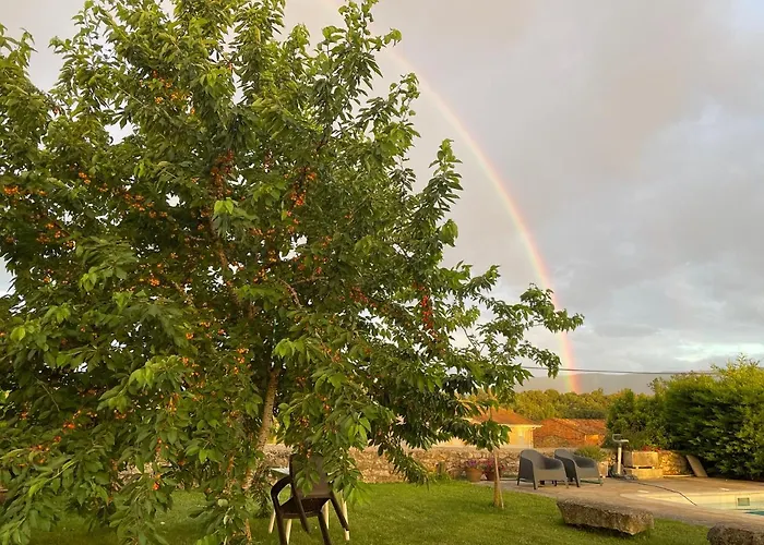 De Un Artista En Plena Naturaleza Piscina Y Parque De Esculturas En Vakantiehuis Villarcayo
