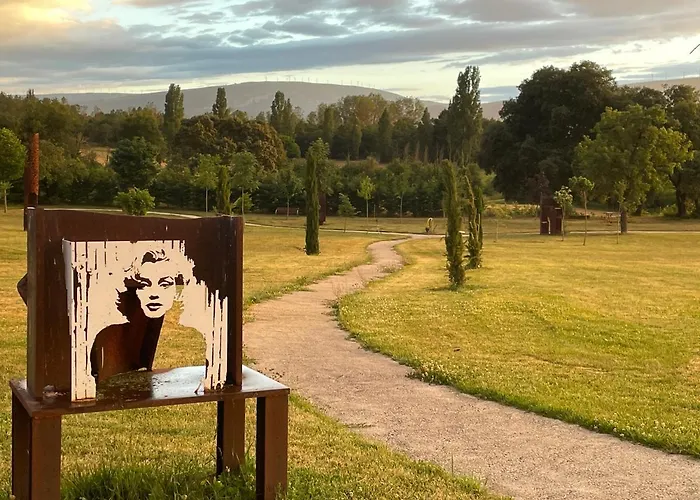 De Un Artista En Plena Naturaleza Piscina Y Parque De Esculturas En Vakantiehuis Villarcayo