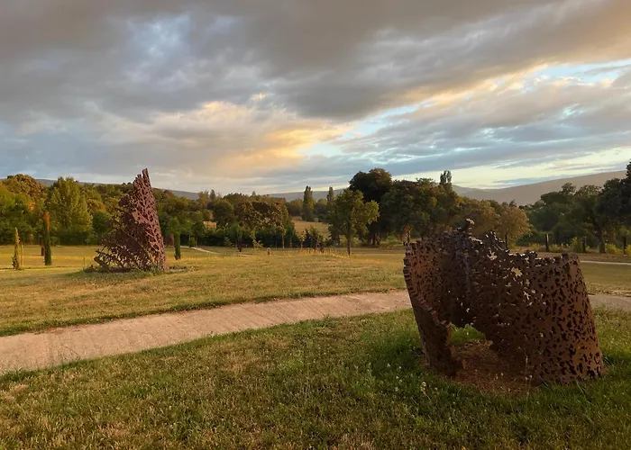 De Un Artista En Plena Naturaleza Piscina Y Parque De Esculturas En