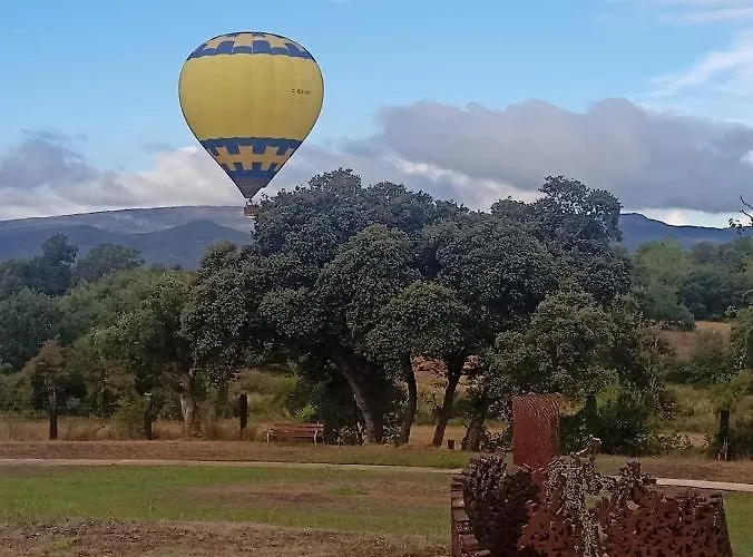 De Un Artista En Plena Naturaleza Piscina Y Parque De Esculturas En * Villarcayo