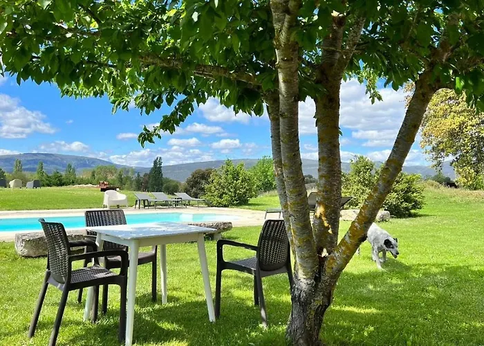 De Un Artista En Plena Naturaleza Piscina Y Parque De Esculturas En Vakantiehuis Villarcayo