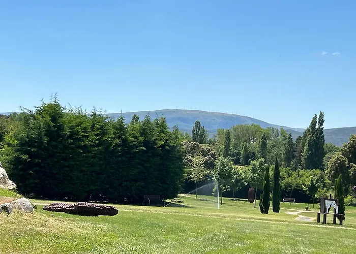 De Un Artista En Plena Naturaleza Piscina Y Parque De Esculturas En *