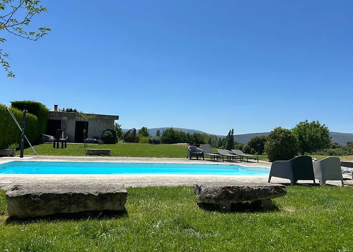 De Un Artista En Plena Naturaleza Piscina Y Parque De Esculturas En Villarcayo