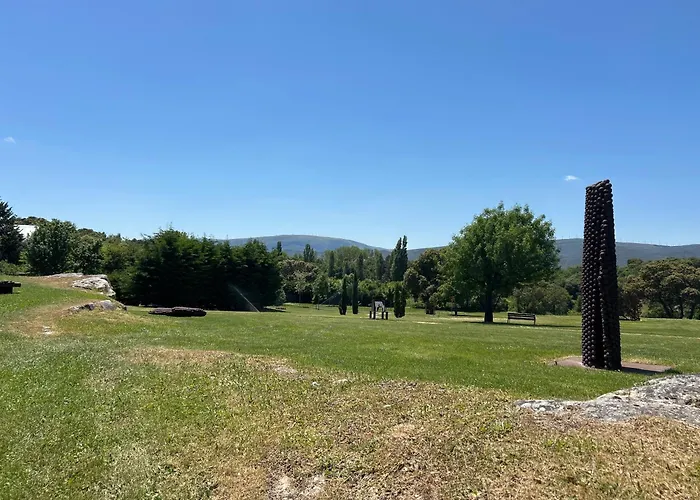 De Un Artista En Plena Naturaleza Piscina Y Parque De Esculturas En Vakantiehuis Villarcayo