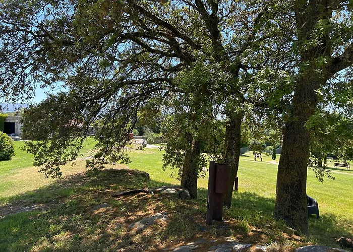 De Un Artista En Plena Naturaleza Piscina Y Parque De Esculturas En *